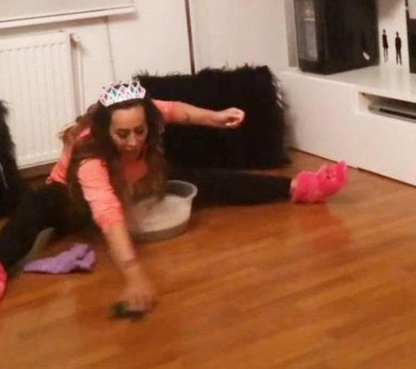 Asena'nn parkeleri temizlerken ekilen bu pozu ok konuulmutu.