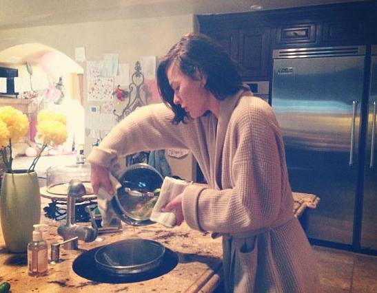 Milla Jovovich de vakit bulduka mutfaa giriyor.