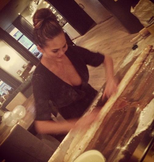 Chrissy Teigen'n yemek piirmeyi ne kadar sevdiini bilmeyen yok. Bu konuda bir de kitap hazrlad Tegien.