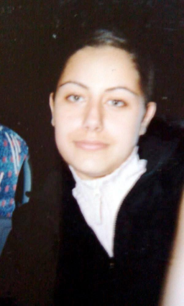 Bu arada Songl Eril'in babas da hayatn kaybetti. Gen kadna babas ldkten sonra miras kald. Eril ald miras da ksa srede uyuturucuya harcayarak bitirip tekrar pansiyonlarda kalmaya balad.