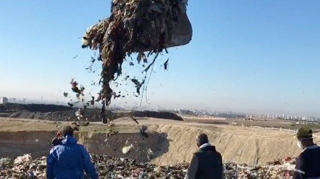 "Cesetten kurtulmak iin tuvalete srkledim. Ba boazna dayayp, ekile vurarak nce kafasn kestim. Ardndan da kollar, sonra da bacaklarn gvdesinden ayrdm. Paralar, 4 ayr moloz uvalna koydum. Sonra da sokaktaki p konteynra tadm. zerine de baka varillerden getirdiim p poetlerini koyup iyice kapattm."