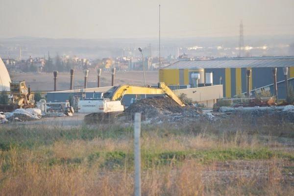 Almanya'nn Berlin kentinde dnyaya gelen, Adana'da bir barakada, ldrldkten sonra cesedi paralananan Songl Eril'in bir kol ile bir baca bulunurken, vcudunun dier paralarna henz ulalamad.