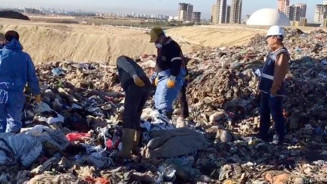 "Arkadamla tavla oynuyorduk. eri girdi, 'Buras muhtarlk m? ok am, yardm isteyecektim' dedi. Bunun zerine ben de kendisine brek syledim, sobann bana geti, snmaya balad. Oyun bitmiti, arkadam gitti. Kadn breini yedikten sonra cebinden uyuturucu kard. Kullanmak istediini syledi. Uyuturucunun zararlarn anlattm ve 'Hem a olduunu sylyorsun, hem de bu mereti kullanyorsun yapma' diye uyardm. Baktm ki sz dinlemeyecek, ben de tuvalette kullanmasna izin verdim."