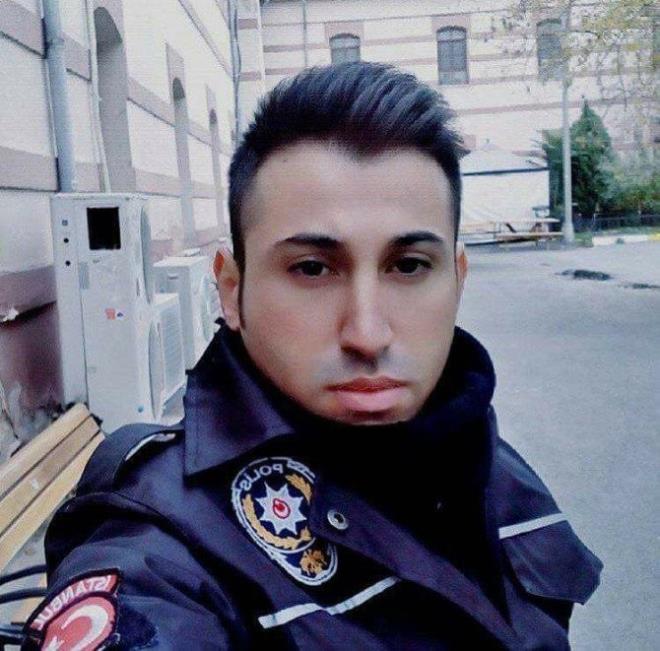 Polis memuru Soner dil:<br>    Van&#8217;n Muradiye ilesi nfusuna kaytl polis memuru Soner dil&#8217;in de ehitler arasnda.<br>  AK Parti Muradiye Genlik Kollar Bakan Seluk Yay, sosyal paylam sitesindeki hesabnda ehit polis memuru dil&#8217;in fotorafyla birlikte u not paylat:    &#8220;Dn akamki terrn kahpe giriimi sonucu Muradiyeli arkadam, kardeim Soner dil ehit olmutur. Allah rahmet eylesin, mekan cennet olsun.&#8221; ehit polis memuru Soner dil, sosyal paylam sitesindeki hesabnda gitar alarak ark syledii bir videosunu paylam.