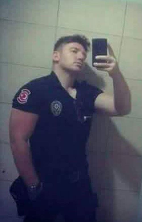 Polis memuru etin Sarkaya:  <br>  etin Sarkaya&#8217;nn Ankara&#8217;nn Elmada ilesi Kurtulu Mahallesi&#8217;ndeki baba ocana ac haber ulat. ehadet haberi anne nci Sarkaya&#8217;ya salk ekipleri eliinde polis yetkilileri tarafndan verildi. ehit polisin 4 karde olduu ve babasnn vefat ettii renildi. Ac haberin duyulmasnn ardndan aile yaknlar ve sevenleri baba ocana akn etti. ehidin ailesinin oturduu eve dev Trk bayra aslrken, evin nne Elmada Belediyesi tarafndan taziye adr kuruldu.<br>    RETMENLE ATANAMAYINCA POLS OLMU<br>    Bekar olan etin Sarkaya&#8217;nn beden eitimi retmenlii blmnden mezunu olduu ve atanamaynca polis olmaya karar verdii renildi. ehidin naa, Elmada Kargal ehitlii&#8217;ne defnedilecek.