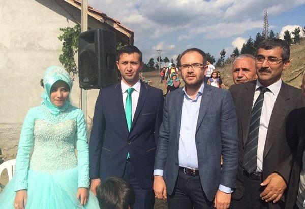 TEK ERKEK EVLAT<br>    5 karde iinde tek erkek evlat olduu renilen ehit polisin Trk bayra aslan tek takl babaevine yaknlar ve komular taziye iin akn etti. Evin nnde bir ambulans hazr bekletilirken, ehidin naann memleketi Alada ilesi Gcak Mahallesi'nde topraa verilecei bildirildi.