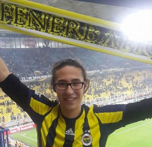 HASTANEDE YAAM SAVAINI KAYBETT<br>    Otomobilde vcuduna para isabet eden Akba, ar yaraland. Akba, ambulansla kaldrld hastanede yaamn yitirdi.  Ac haberi alan Akba&#8217;n Sinop&#8217;ta yaayan ailesi gzyalarna bouldu. Acl anne ve baba, oullarnn cenazesini teslim almak iin stanbul Adli Tp Kurumu&#8217;na gitti.