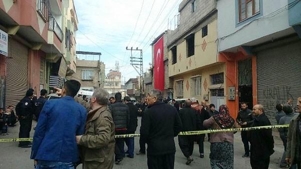 ACILI ANNE BAYGINLIK GERD<br>    ehidin baba oca ve evin bulunduu mahalle Trk bayraklar ile donatld. Acl anne, evin penceresinden uzanarak duvara asl bayraa sarld. "Benim iim yand, Allah onlarn ocana ate drsn. Onlar Adem'imi aldlar, onlarn da oca yansn" diye feryat ederek baygnlk geiren acl anneye mahallede hazr bekletilen salk ekipleri tarafndan mdahale edildi.