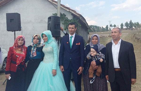 Polis memuru Adem Ouz:<br>    BR BUUK YILLIK EVL VE 6 AYLIK OLU VAR<br>    6 Yllk ehit polis memuru Adem Ouz'un Belks Ouz ile 1,5 yl nce evlendii ve Fatih Selim adl 6 aylk bir olu olduu renildi. ehidin Belediye Evleri Mahallesi'ndeki babaevinde ac haberi alan annesi Yeter Ouz, fenalaarak hastaneye kaldrld. Baba Ali Ouz'un ise tehis ve cenaze ilemleri iin stanbul'a gittii renildi.