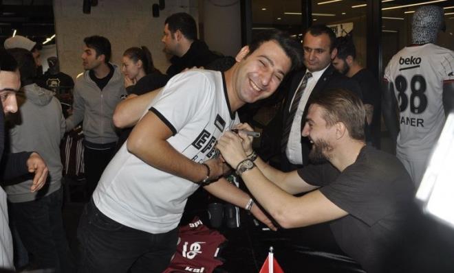 CANER ERKN'LE FOTORAF EKTRMT<br>    Hain saldrda ehit olan Kartal Yuvas alan Tun Uncu, Beiktal Caner Erkin'in 1 Aralk'ta Kartal Yuvas maazasnda dzenlenen imza gnnde nl futbolcuyla fotoraf ektirmi ve bunu sosyal medya hesabndan yaynlamt.