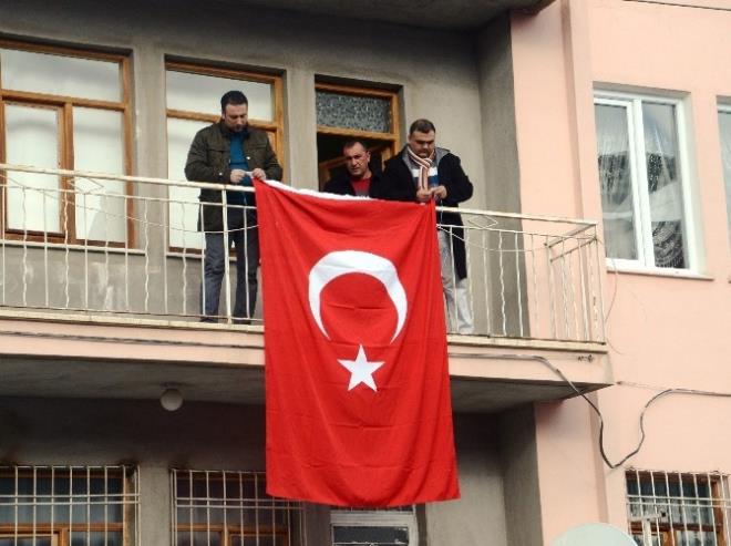 Polis memuru Okan Doan:  <br>  Polis memuru Okan Doan&#8217;n ac haberi memleketi Malatya&#8217;ya ulat. Sabah erken saatlerde emniyet yetkilileri ac haberi vermek iin ehit polis memuru Okan Doan&#8217;n (22) babaevinin bulunduu Battalgazi ilesi Seluklu Mahallesi Plevne Sokaa geldi. Tek erkek ocuklarnn ehit olduu haberini alan anne Nadriye ve baba Yusuf Doan ile kz kardei sinir krizleri geirdi. Acl aile fertlerine olay yerinde bulunan salk grevlileri mdahale ederken, ac haberin ksa srede duyulmas ile akrabalar da eve akn etti. ehidin baba oca Trk bayraklar ile donatld. Belediye ekipleri ise taziye adr kurmak iin alma balatt.    ehit polis Doan&#8217;n yaklak 2 yllk polis olduu ve ilk grev yerinin de stanbul olduu renildi. ehit polisin yarn memleketi Malatya&#8217;da defnedilmesi bekleniliyor.