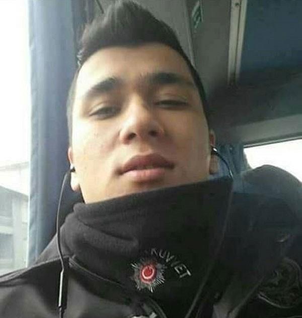 Polis memuru Nazif Emre Horoz:  <br>    Nazif Emre Horoz&#8217;un ac haberi Konya&#8217;nn Seydiehir ilesinde yaayan dedesine ulat.ehit polis memuru 24 yandaki Nazif Emre Horoz&#8217;un Konya il merkezinde yaayan anne ve babas, ac haberin ulamasnn ardndan stanbul&#8217;a gitti.<br>      6 AYLIK KZLER VAR<br>      ehit Nazif Emre Horoz&#8217;un iki yl nce evlendii ve alt aylk Elif ve Erva adnda ikiz kz ocuklar bulunduu renildi. ehidin cenazesinin Konya&#8217;nn Seydiehir ilesinde son yolculuuna uurlanaca renildi.