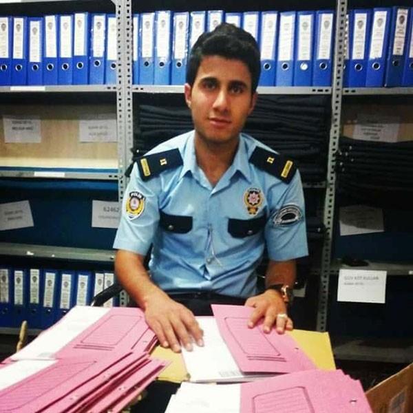 Polis memuru Murat Ymaz:<br>    ehit polis Murat Ylmaz'n Mu'taki baba ocana ate dt. Ac haberin duyulmasyla birlikte ehidin Sunay Mahallesi'ndeki ailesinin evine vatandalar akn etti. 2 yl nce greve balayan ve bekar olan ehit polis memuru Murat Ylmaz, Neriman ve Nazm Ylmaz iftinin 4 ocuunun en kyd.