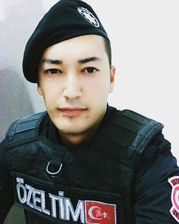 Polis memuru Uur rker:<br>    stanbul&#8217;da grev yapan 3 aylk polis memuru 29 yandaki Uur rker&#8217;in ac haberi Batkent Mahallesi Dumluca Sokak zerinde bulunan aileye ulatrld. Ac haber baba Mehmet rker ve anne lviye rker'e verildi. Bekar olduu renilen ehidin bir de aabeyinin bulunduu belirtildi. Ac haberi aldktan sonra fenalaan yaknlarna 112 Acil Salk ekipleri mdahale etti. Haberi alan yaknlar da ehidin evine gelmeye balad.