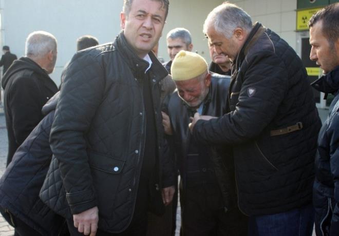 ACILI BABA FENALIK GERD<br>    ehit olan zel harekat polisi Yasin ke'nin, Kayseri'nin merkez Talas lesi rencik Mahallesinde oturan babas zeyir ke'ye, yetkililer ac haberi verdi. Olunu kaybetme acsna dayanamayan zeyir ke fenalat ve salk ekiplerinin ilk mdahalesinin ardndan ambulansla Eitim ve Aratrma Hastanesi'ne kaldrld.