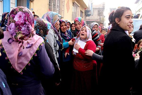 BR AY SONRA NAN YAPACAKTI<br>    Yaklak 4 yldr stanbul'da grev yapan Adem Serin'in yeni szlendii ve 1 ay sonra nian yapmaya hazrland renildi. ehit haberi ile byk znt duyduunu belirten Mahalle Muhtar Vakf Turak, ehidi 1 ay sonra nian iin beklediklerini anlatarak, "Abdestli namazl bir genti. Mahalledeki herkes kendisini ok severdi. 5 kardein en byyd. Hepimiz ok zldk. Szlyd, bir ay sonra gelmeye, nian yapmaya hazrlanyordu. ehitlerimize Allah'tan rahmet diliyoruz" diye konutu. stanbul'un ehit polis memuru Adem Serin'in ilk grev yeri olduu renildi.