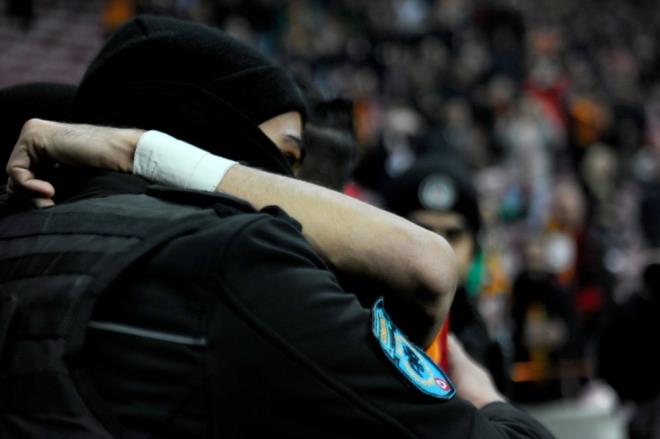 Daha sonra grevli evik kuvet ekibinin yanna giden Yasin, 3 memura sarlarak sevincini paylat ve alk ald.