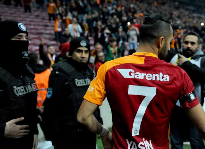 12. dakikada Galatasaray'n ne geiren gole imza atan Yasin, trbnlere doru koarak asker selam verdi.