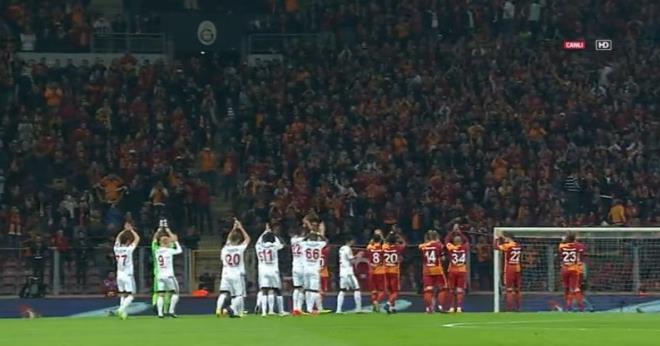 FUTBOLCULAR BRLKTE TRNLER SELAMLADILAR  <p>ki takm futbolcular taraftarn ars zerine birlikte tribnleri selamladlar.