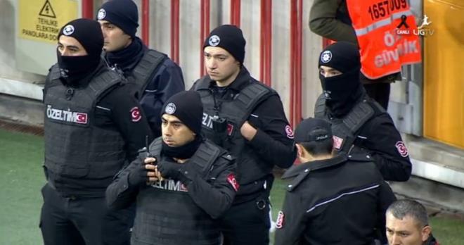 POLSLERE KARANFL VERDLER<p>  Seremoninin ardndan Galatasarayl ve Gaziantepsporlu futbolcular saha kenarndaki evik kuvvet polislerine giderek karanfil verdiler.