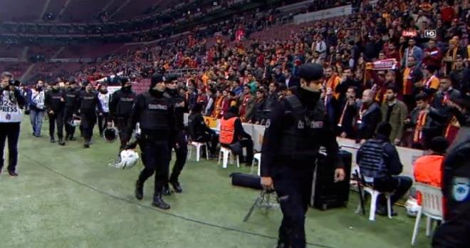 TARAFTAR EVK KUVVET POLSLERN TRBNE AIRDI  <p>  Sar-krmzllarn evinde Gaziantepspor'la oynayaca ma ncesinde taraftarlar evik kuvvet polislerine ynelik; "buraya buraya evik kuvvet buraya" tezahrat yapt.    Polisler ise kendilerine alk ve tezahratla moral veren taraftarlara karlk verdi.