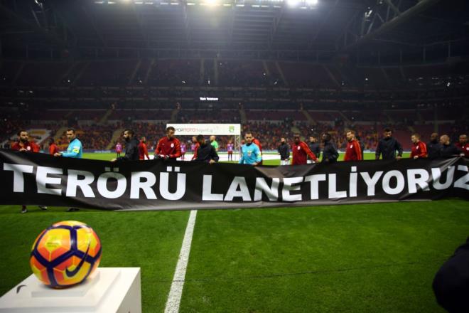 "TERR LANETLYORUZ"  <p>ki takm futbolcular da seremoniye "TERR LANETLYORUZ" pankart ile kt.