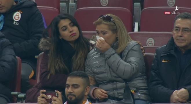 TARAFTARLAR ALADI<p>  te yandan bu anlarn ardndna baz taraftarlarda gzyalarn tutamad.