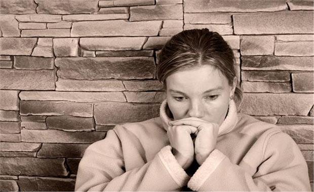 Kt haberler almak bazen olduka sarsc olabiliyor ve dnyanz banza ykabiliyor. Bu tarz haberleri sklkla aldmz dnemlerde fiziksel ve zihinsel salmz korumak adna, etkilerinin stesinden gelmemiz gerekiyor.  <br>  Bu durumlarda kendinizi yorgun, stresli ya da gsz hissedebilirsiniz. Herkesin stres ve travmalara verdii yantlar farkldr. Siz de kendinizi koruma ve ayakta tutma yntemlerinizi gelitirebilirsiniz.