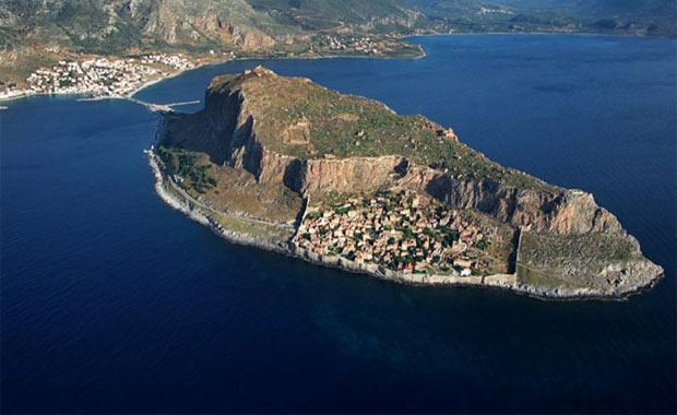 Efsaneler, matriyarkal ada zmir ve evresinden Mora Yarmadas ve Thebai&#8217;ye gler olduuna iaret etmektedir.