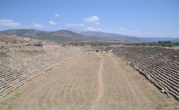 Olympia yarlar yeri, Kronos tepesinin eteinde, kk bir ovadadr.(&#8230;.) Olympia&#8217;da at yarlar iin bir Hippodrom (atlarn yolu), bir Stadium ve bir de Jimnazium vard.