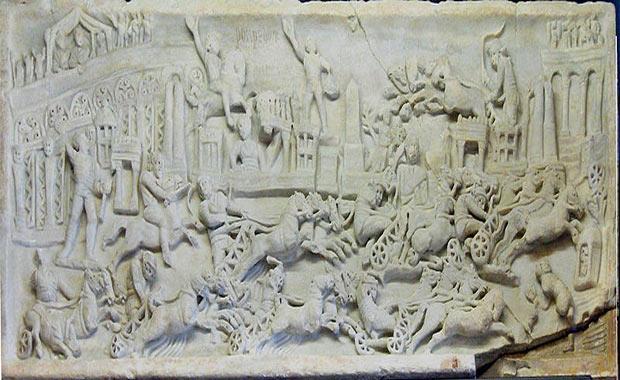 Hititlerden kalma btn kabartmalarda krallar, Tanrnn temsilcisi sayldklar iin, Tanrnn bapapazlar klndadr. Tanry byklemek iin yaplan trenlerde, Tanr uruna greler ve savalar dzenlenirdi.