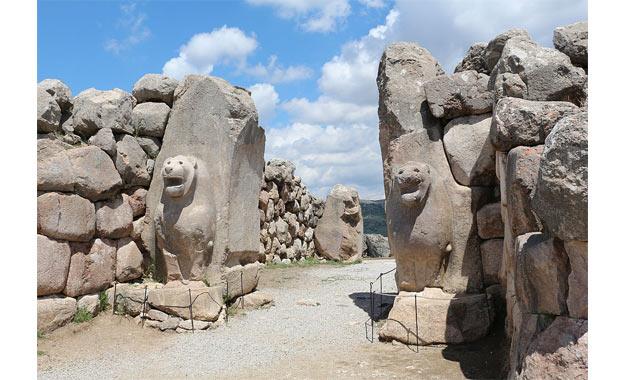 Hititlerden kalma btn kabartmalarda krallar, Tanrnn temsilcisi sayldklar iin, Tanrnn bapapazlar klndadr.