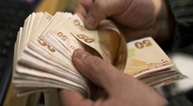 Yln ikinci yarsnda enflasyonun yzde 3'n zerinde olmas bekleniyor. Eer yzde 3.5 civarnda karsa; Ocak'ta en dk maa 2000 ylndan nce emekli olan SSK'llarda bin 386, 2000'den sonrakilerde 826, Ba- Kur esnaf emeklilerinde bin 204, Ba- Kur tarm emeklilerinde ise 948 liraya ykselecek.