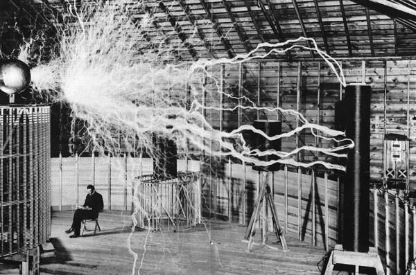 2. Nikola Tesla, kendi laboratuvarnda &#8220;Tesla Bobinleri&#8221; ile birlikte otururken