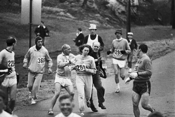 7. 1967 ylnda Boston maratonu organizatrleri Kathrine Switzer&#8217;i yartan alkoymaya alyorlar. Ama o bu yar bitirmeyi baaran ilk kadn oluyor