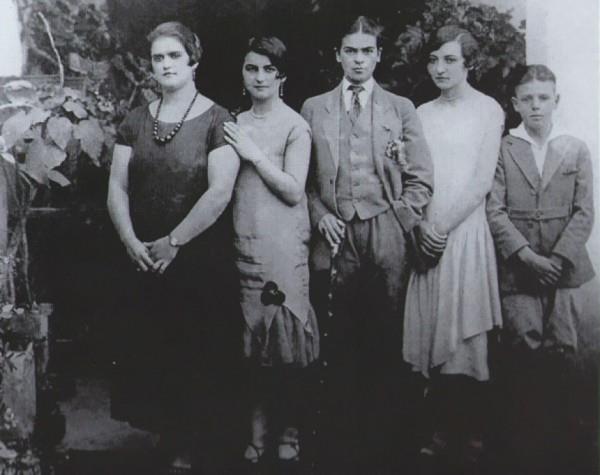 21. Frida Kahlo, erkek giysileri iinde, 1924