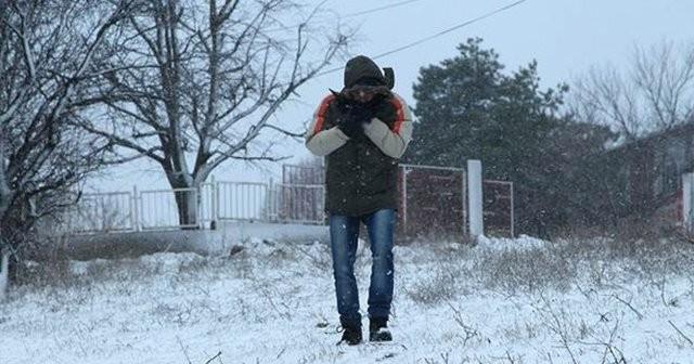 YOZGAT  <p>  Yozgat il merkezinde youn kar ya nedeniyle tamal eitim-retim gren renciler iin okullar bugn tatil edildi. Valilikten yaplan yazl aklamada, youn kar ya ve tipi nedeniyle 14 Aralk aramba gn kylerden il merkezine gelen tamal eitim-retim gren rencilere bir gn sreyle okullar tatil edildi.