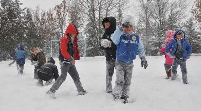 GMHANE  <p>  Gmhane&#8217;de bugn sabah saatlerinden itibaren yamurla balayan ve dn akam saatlerinde etkili kara dnen yan ardndan baz ilelerde ki okullar tatil edildi.<p>    Sabah 09.00&#8217;dan itibaren balayan ve dn akam 17.00&#8217;a kadar devam eden ya miktar metrekareye 8 kilogram olarak gerekleirken, bu saatte balayan kar ya ise 23.00 itibariyle 11 santimetreye ulat.<p>    Yan ardndan Gmhane Valilii yapt yazl aklamayla iran, Kelkit ve Kse ilelerindeki tm okullarda eitime bir gn ara verildiini, Merkez ile, Torul ve Krtn ilelerinde ise tamal sistemle eitim yaplan okullarda bugn eitime ara verildiini duyurdu.