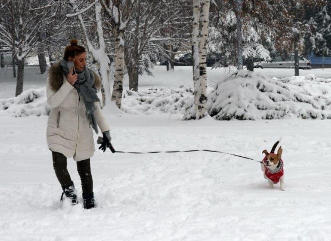 Bolu'nun Mengen ilesine bal Pazarky kynde youn kar ya nedeniyle okullar bir gn sreyle tatil edildi.  <p>  Bolu Valiliinden yaplan aklamada, ilede sabah saatlerinde balayan ve aralklarla devam eden kar yann yan sra souk hava nedeniyle Pazarky kynde bulunan ilkokul ve ortaokulda tamal sistem kapsamndaki renciler iin eitime 14 Aralk aramba ara verildii bildirildi.
