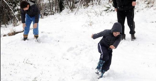 Tokat'n Baiftlik ilesinde okullar kar ya nedeniyle bugn tatil edildi. l Milli Eitim Mdr Levent Yazc, AA muhabirine yapt aklamada, Tokat'n belli yerlerinde kar yann devam ettiini syledi.<p>    Baiftlik ilesinde kar yann etkili olduunu dile getiren Yazc, Baiftlik Milli Eitim Mdrlnce alnan kararla okul ncesi, ilk ve orta dereceli okullarda eitime 14 Aralk aramba (bugn) ara verildiini belirtti.