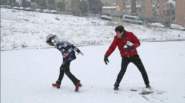 ELAZI KAR TATL HABER GELD  <p>Elaz'da merkeze bal belde ile kylerdeki okullarda kar ya nedeniyle bugn, bir gn sreyle eitim ve retime ara verilmesi kararlatrld. Valilikten yaplan aklamaya gre, youn kar ya ve olumsuz hava koullar nedeniyle Elaz merkez ve merkeze bal belde ile kylerde 14 Aralk aramba gn eitim retime bir gn ara verildi. te yandan, Karakoan ilesinde de kar yandan dolay tamal eitim kapsamndaki okullarda da tatil karar alnd.