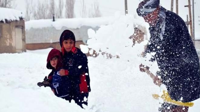 BNGL<p>    Bingl merkezde, kar ya nedeniyle eitim retime bir gn ara verildi. Valilikten yaplan aklamada, meteorolojik verilere gre yaplan deerlendirme sonucunda 14 Aralk aramba gn il merkezi, bal belde ve kylerde ilk ve orta retime bir gn sre ile ara verildii bildirildi. Karlova ilesinde de kar ya nedeniyle okullar 2 gn tatil edilmiti.