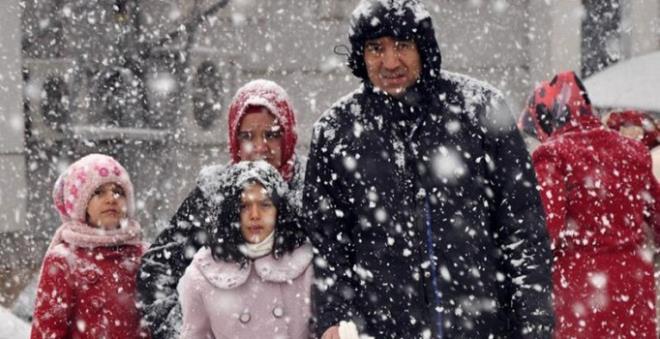 BTLS<p>    Bitlis merkezde ve merkeze bal ky okullarnda kar ya nedeniyle bugn bir gn sreyle okullar tatil edildi. Bitlis'te dn sabah saatlerinde balayan kar ya akam saatlerinde tipi ve frtna olarak etkisini srdrmeye devam etti. Kar ya ve tipi nedeniyle l Milli Eitim Mdrlnden yaplan aklamada Bitlis merkez ve merkeze bal ky okullarnn bir gn sreyle tatil edildii bildirildi.