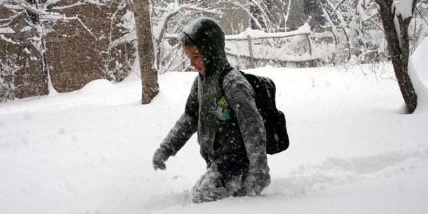Dzce'de kar ya nedeniyle il genelinde tamal sistemle eitim gerekletirilen okullarn bugn tatil edildii bildirildi. Valilikten yaplan yazl aklamada, akam saatlerinde etkisini gsteren youn kar yann devam ettii, olumsuzlua veya maduriyete meydan vermemek amacyla tamal sistemle eitim gerekletirilen okullarda eitim retime 14 Aralk aramba ara verildii bildirildi.<p>    Aklamada, kamu kurum ve kurulularnda alan engelli ve hamile personelin de yarn idari izinli saylaca kaydedildi.