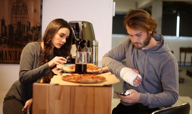 GEREKTEN KOLUNU KIRMI  <p>Dv ve aksiyon sahnelerinde dublr kullanmayan Aras Bulut'un gerekten kolunu krd, bu yzden 12. ve 13. blmde izleyicinin karsna kolu alda kt renildi.