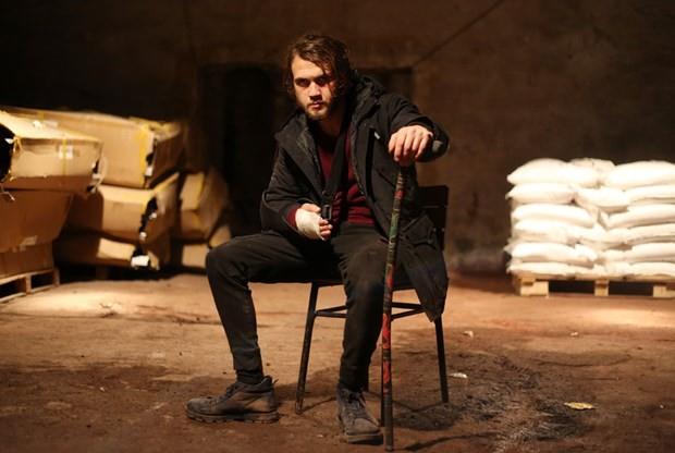 Sinirden duvara yumruk atarak kolunu kran Mert, Yusuf Mdr'e gerei sylemeyerek iten izin alm ve Cokun'u aramaya balamt.