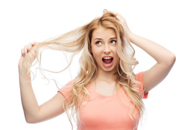 Kadınların saçları daha sık ve daha dirençlidir. Saç kökleri 2 mm. daha derinde olduğu için erkek saçı kadar çok dökülmüyor.