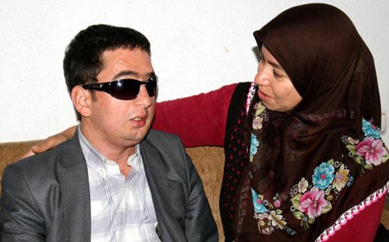 U�ak'ta ge�en y�l may�s ay�nda beyin �l�m� ger�ekle�en 19 ya��ndaki Tevfik Y�lmaz'�n organlar�yla hayata ba�lanan ve aralar�nda T�rkiye'nin d�rd�nc� y�z naklinin yap�ld��� Turan �olak'�n da bulundu�u 4 ki�i, Y�lmaz'�n evine giderek anne ve babas�n� ziyaret etti.