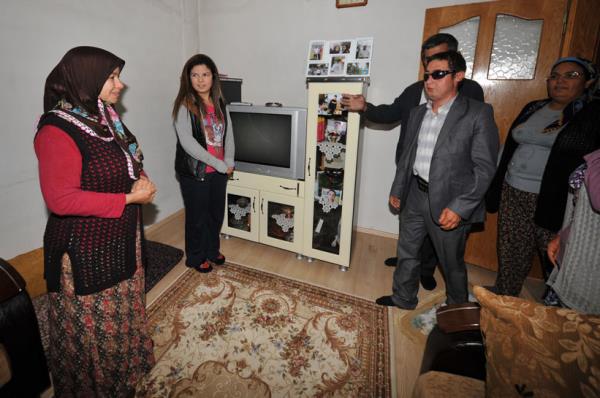 Sabah saatlerinde Y�lmaz'�n �l�m y�ld�n�m� ve okutulacak mevlite kat�lmak �zerine Atat�rk Mahallesi'ndeki evine giden Turan �olak, Ali Fidan, Cansu Akkaya ve �rfan Geveze, Y�lmaz'�n annesi Emine ve babas� Mehmet Y�lmaz ile bir araya geldi. Duygulu anlar�n ya�and��� ziyarette, T�rkiye'nin d�rd�nc� y�z naklinin yap�ld��� Turan �olak'� ilk kez kar��lar�nda g�ren Y�lmaz'�n anne ve babas� uzun s�re �a�k�nl�klar�n� gizleyemeyerek �olak'a sar�ld�.