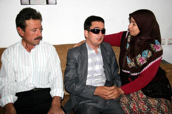Baba Mehmet Y�lmaz ise Turan �olak ile kar��la�ma an�n� uzun s�redir bekledi�ine i�aret ederek, �ok duyguland���n� ifade etti. Turan �olak'�n o�luna benzedi�ini s�yleyen Y�lmaz, "Sanki o�lum �lmemi� gibi. Y�z�ne dokunmak, ona sar�lmak beni �ok mutlu etti" diye konu�tu.